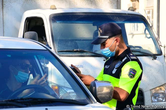 В Азербайджане с карантинных постов развернуты обратно 385 автомобилей - дорожная полиция