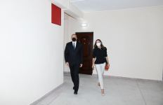 Президент Ильхам Алиев и Первая леди Мехрибан Алиева  приняли участие в церемонии предоставления квартир и автомобилей семьям шехидов и инвалидам войны в Баку (ФОТО/ВИДЕО) (Версия 2)