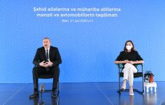 Президент Ильхам Алиев и Первая леди Мехрибан Алиева  приняли участие в церемонии предоставления квартир и автомобилей семьям шехидов и инвалидам войны в Баку (ФОТО/ВИДЕО) (Версия 2)