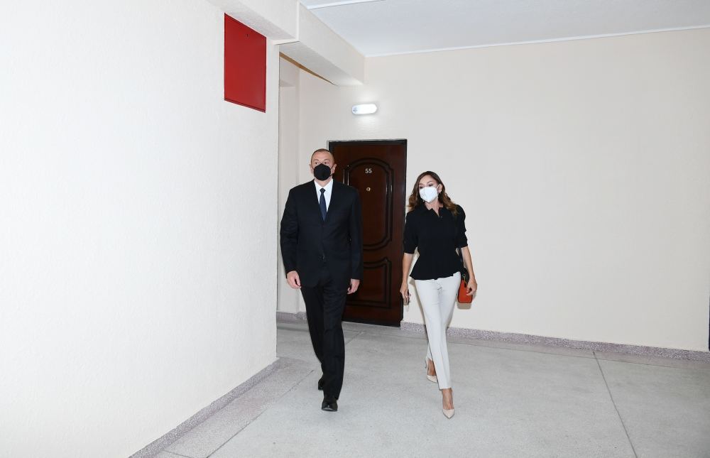 Президент Ильхам Алиев и Первая леди Мехрибан Алиева  приняли участие в церемонии предоставления квартир и автомобилей семьям шехидов и инвалидам войны в Баку (ФОТО/ВИДЕО) (Версия 2)