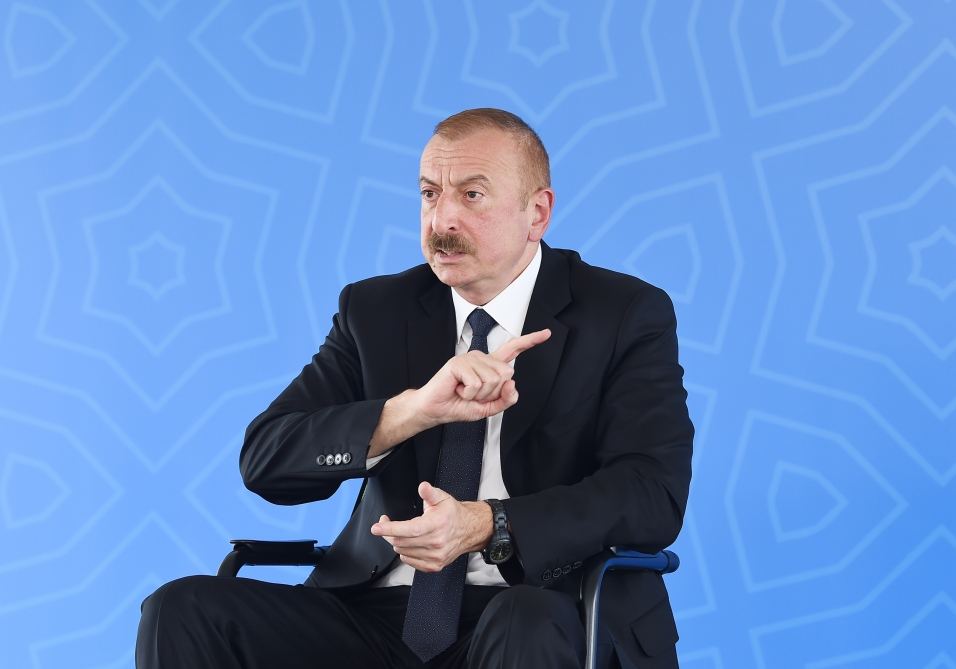 Президент Ильхам Алиев и Первая леди Мехрибан Алиева  приняли участие в церемонии предоставления квартир и автомобилей семьям шехидов и инвалидам войны в Баку (ФОТО/ВИДЕО) (Версия 2)