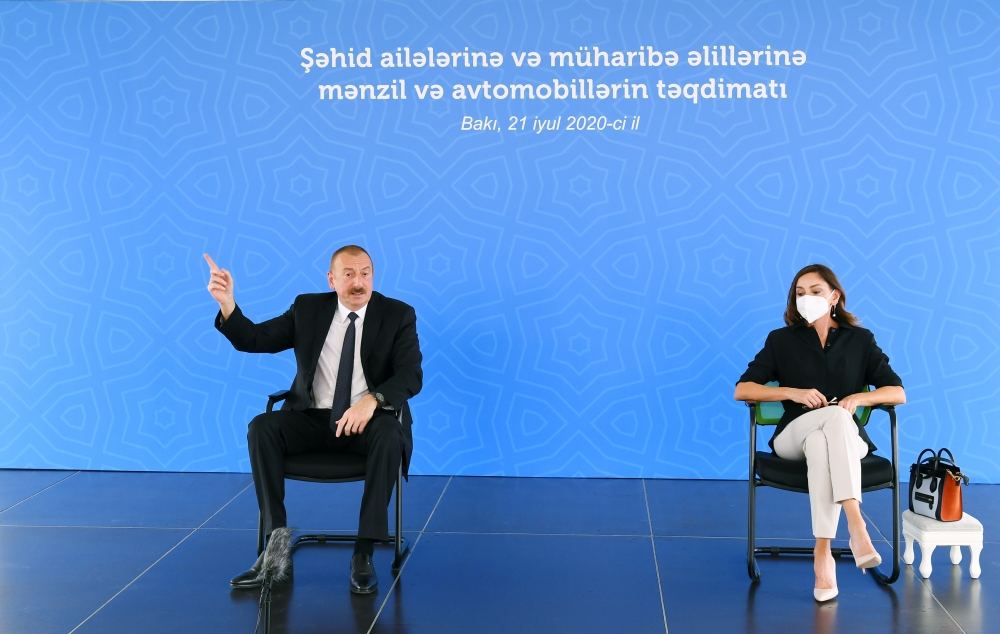 Президент Ильхам Алиев и Первая леди Мехрибан Алиева  приняли участие в церемонии предоставления квартир и автомобилей семьям шехидов и инвалидам войны в Баку (ФОТО/ВИДЕО) (Версия 2)