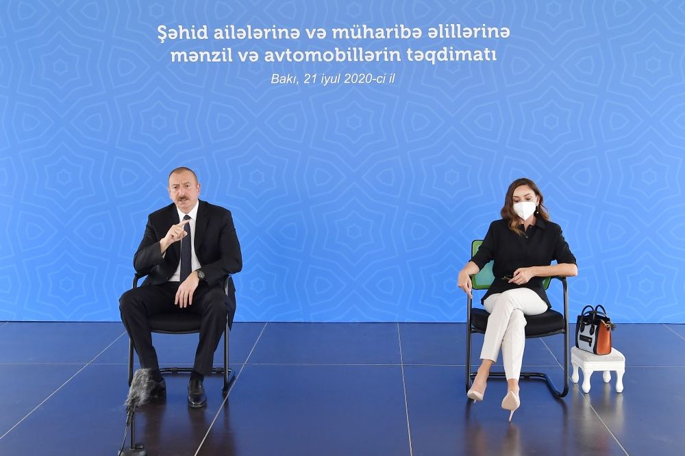 Президент Ильхам Алиев и Первая леди Мехрибан Алиева  приняли участие в церемонии предоставления квартир и автомобилей семьям шехидов и инвалидам войны в Баку (ФОТО/ВИДЕО) (Версия 2)