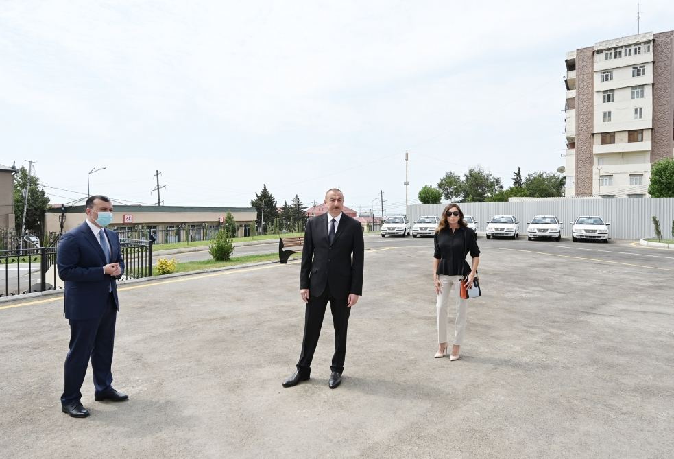 Президент Ильхам Алиев и Первая леди Мехрибан Алиева  приняли участие в церемонии предоставления квартир и автомобилей семьям шехидов и инвалидам войны в Баку (ФОТО/ВИДЕО) (Версия 2)