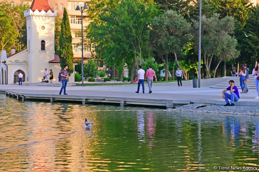 Оазис в центре Баку - под открытым небом у озера с синеватой чистой водой (ФОТО)