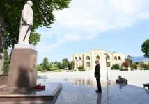 Президент Ильхам Алиев посетил памятник великому лидеру Гейдару Алиеву в Исмаиллы (ФОТО)