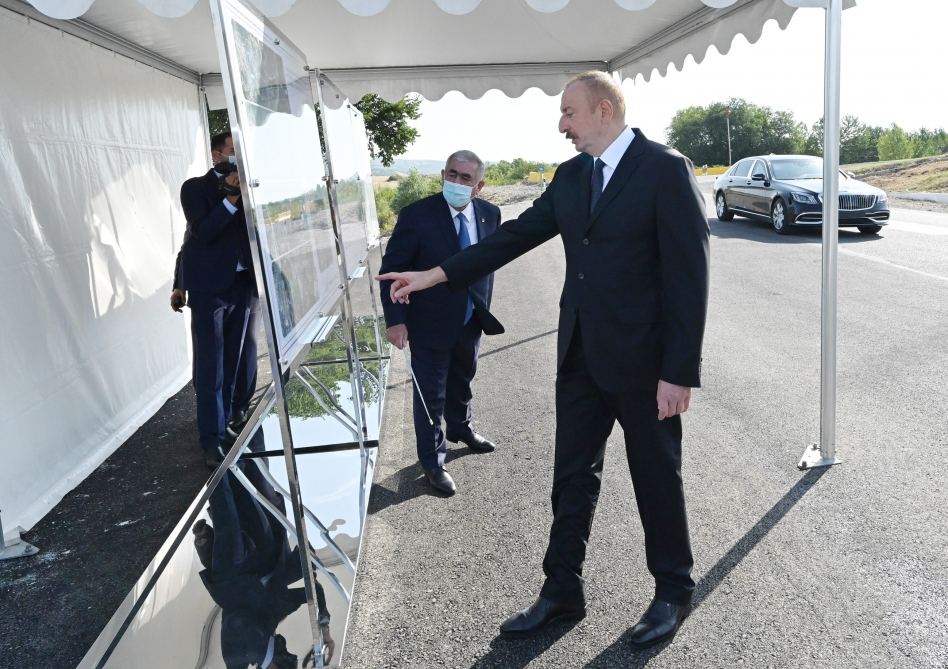 Президент Ильхам Алиев ознакомился с проектом реконструкции участка автодороги Баку-Шамахы- Муганлы-Исмаиллы-Габала (ФОТО)