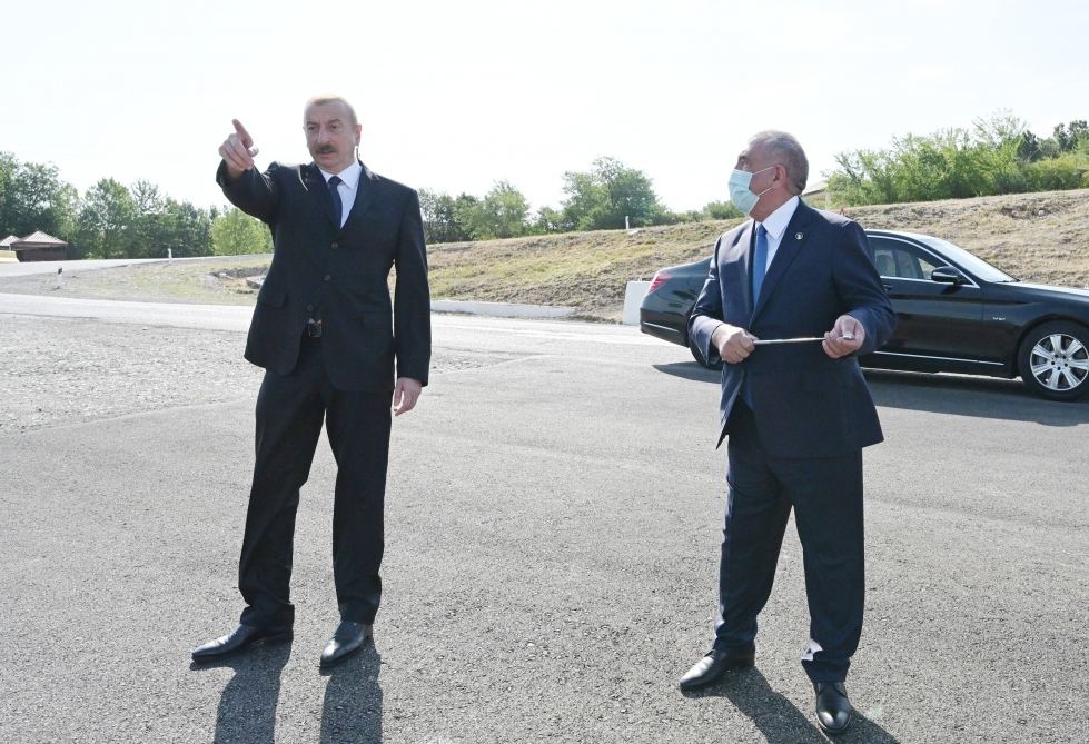 Президент Ильхам Алиев ознакомился с проектом реконструкции участка автодороги Баку-Шамахы- Муганлы-Исмаиллы-Габала (ФОТО)