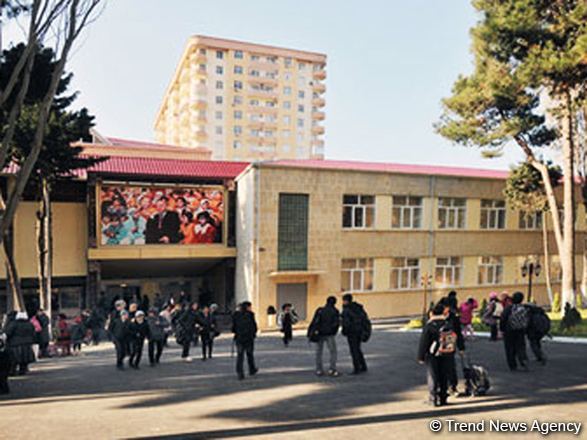 В бакинской школе прокомментировали падение подростка с третьего этажа