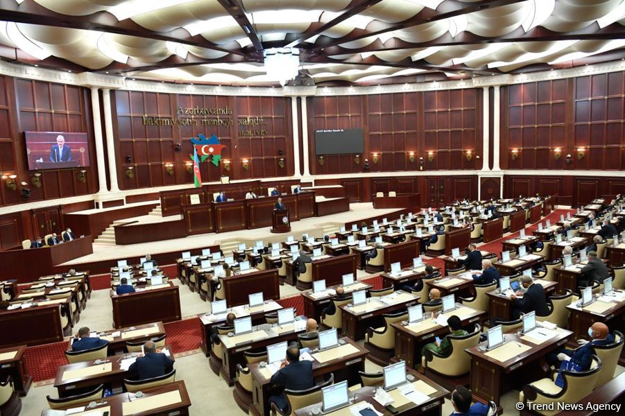 Депутаты на пленарном заседании Милли Меджлиса обсуждают 19 вопросов