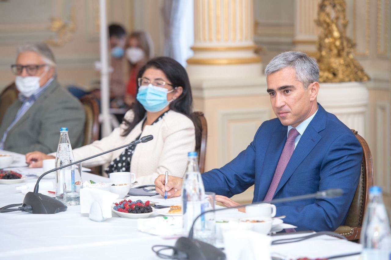 Помощник Президента Азербайджана провел встречу с группой известных деятелей культуры и искусства (ФОТО)