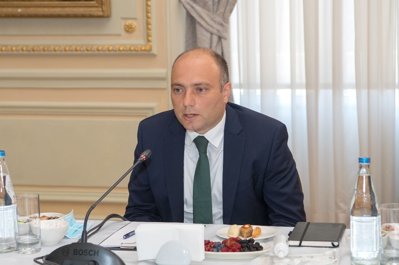 Помощник Президента Азербайджана провел встречу с группой известных деятелей культуры и искусства (ФОТО)