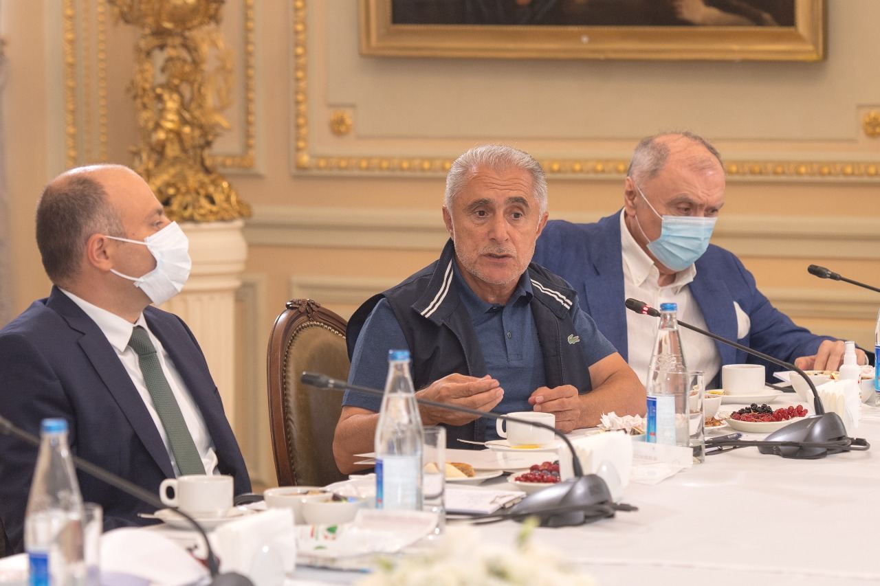 Помощник Президента Азербайджана провел встречу с группой известных деятелей культуры и искусства (ФОТО)