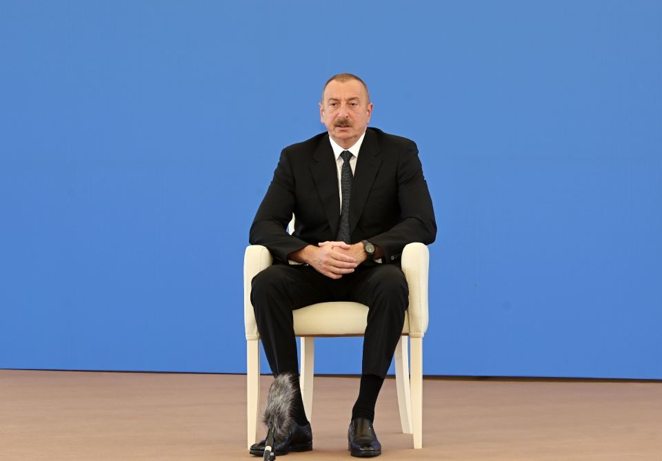 Президент Ильхам Алиев ознакомился со строительством 330/220/110-киловольтной электроподстанции «Гобу» (ФОТО)