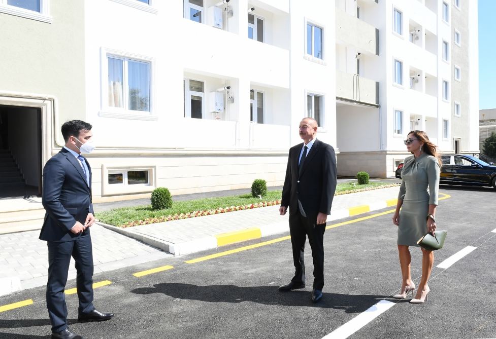 Президент Ильхам Алиев и Первая леди Мехрибан Алиева приняли участие в открытии реконструированного здания общежития в Бузовне (ФОТО) (версия 2)