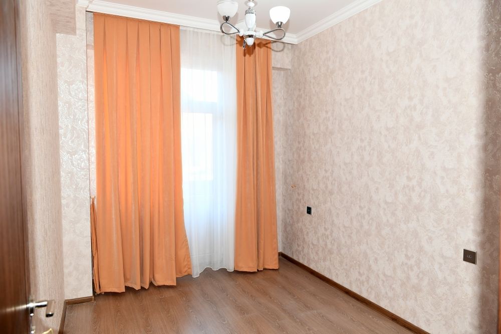 Президент Ильхам Алиев и Первая леди Мехрибан Алиева приняли участие в открытии реконструированного здания общежития в Бузовне (ФОТО) (версия 2)