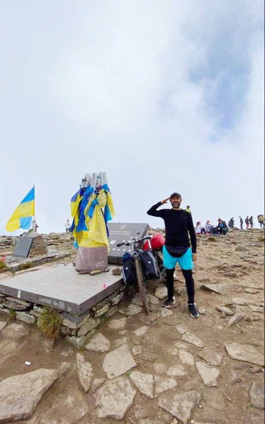 В горах Украины на велосипеде - в честь Азербайджанского солдата (ФОТО)