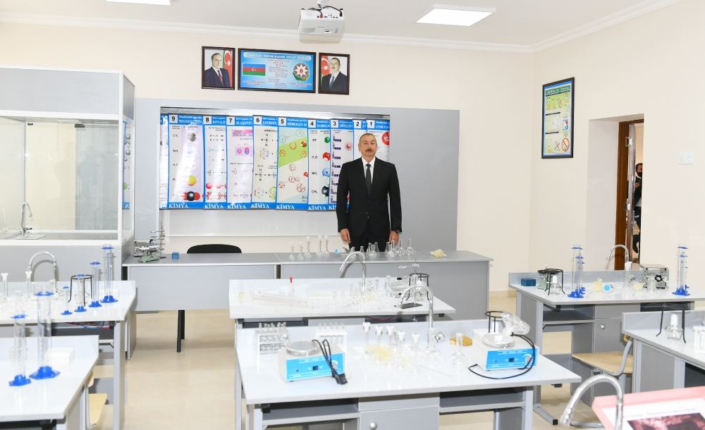 Президент Ильхам Алиев ознакомился с капитальными ремонтными работами в школе номер 251 в Баку, принял участие в открытии нового корпуса этого учебного заведения (ФОТО) (версия 2)