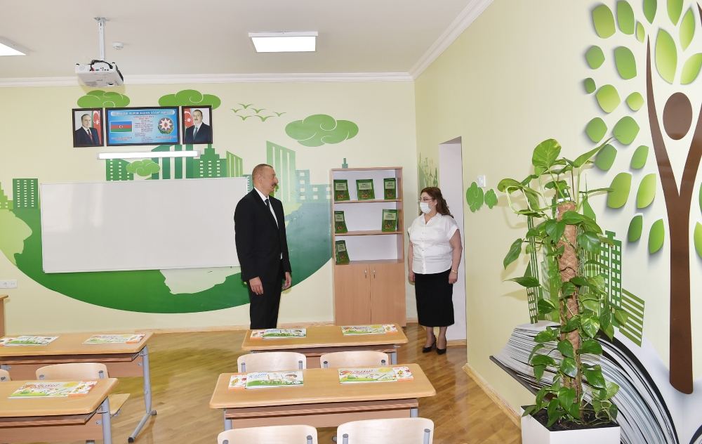 Президент Ильхам Алиев ознакомился с капитальными ремонтными работами в школе номер 251 в Баку, принял участие в открытии нового корпуса этого учебного заведения (ФОТО) (версия 2)
