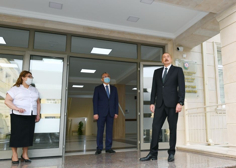 Президент Ильхам Алиев ознакомился с капитальными ремонтными работами в школе номер 251 в Баку, принял участие в открытии нового корпуса этого учебного заведения (ФОТО) (версия 2)