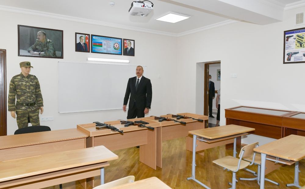 Президент Ильхам Алиев ознакомился с капитальными ремонтными работами в школе номер 251 в Баку, принял участие в открытии нового корпуса этого учебного заведения (ФОТО) (версия 2)