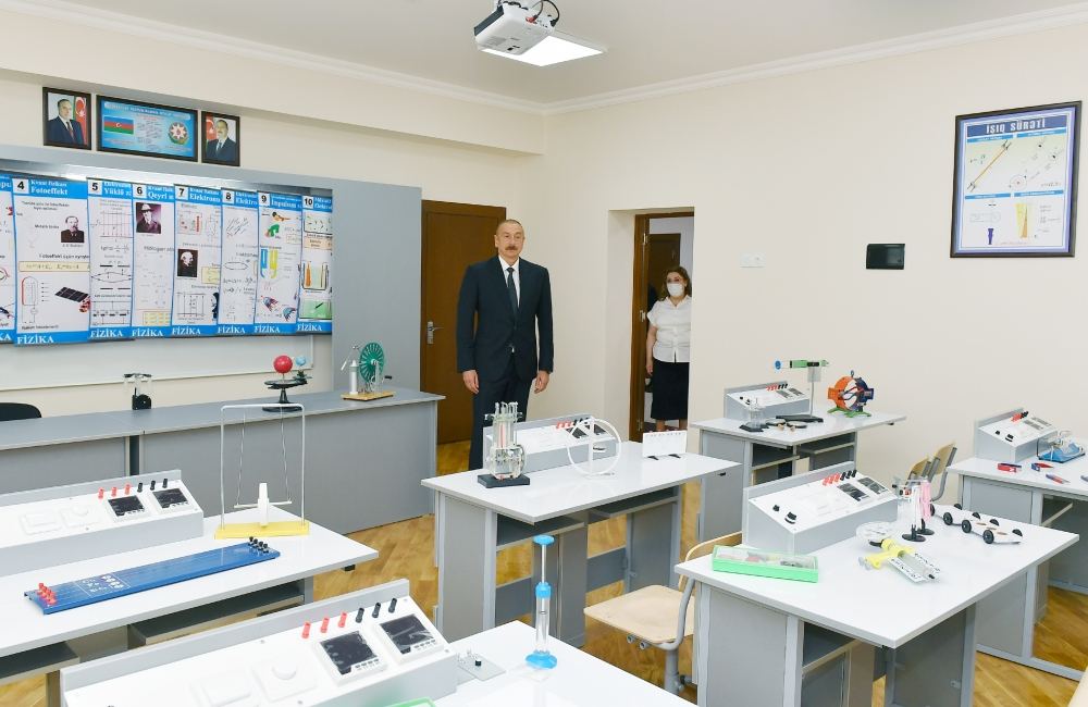 Президент Ильхам Алиев ознакомился с капитальными ремонтными работами в школе номер 251 в Баку, принял участие в открытии нового корпуса этого учебного заведения (ФОТО) (версия 2)