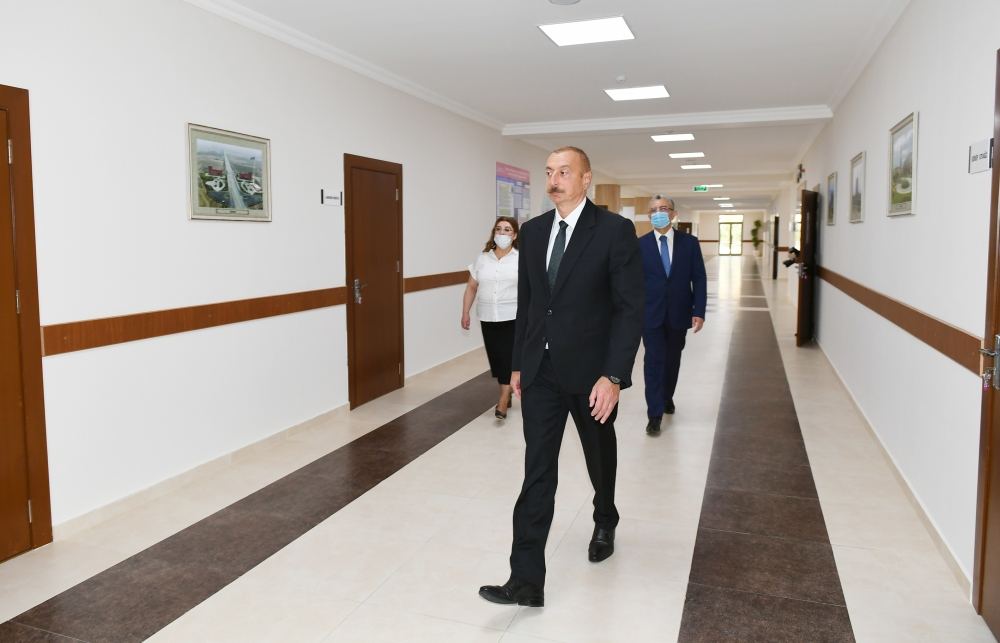 Президент Ильхам Алиев ознакомился с капитальными ремонтными работами в школе номер 251 в Баку, принял участие в открытии нового корпуса этого учебного заведения (ФОТО) (версия 2)