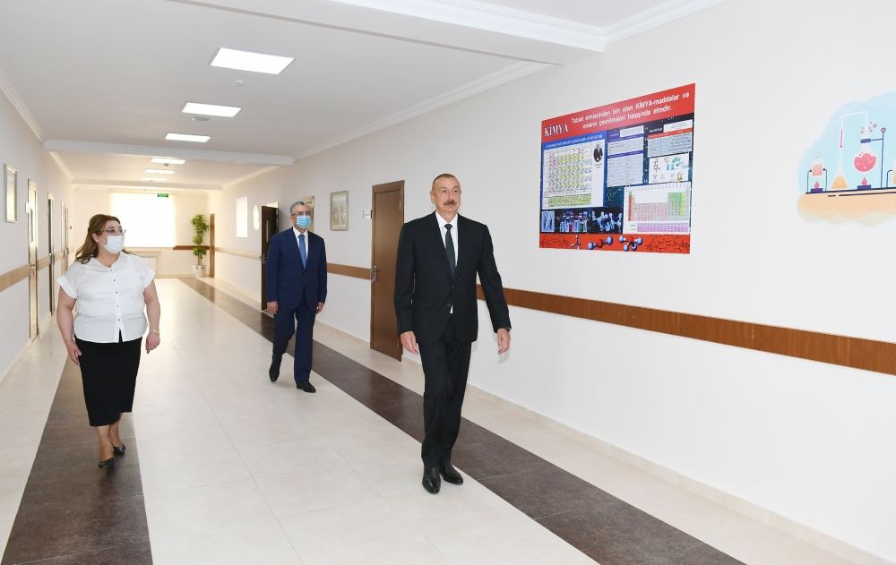 Президент Ильхам Алиев ознакомился с капитальными ремонтными работами в школе номер 251 в Баку, принял участие в открытии нового корпуса этого учебного заведения (ФОТО) (версия 2)