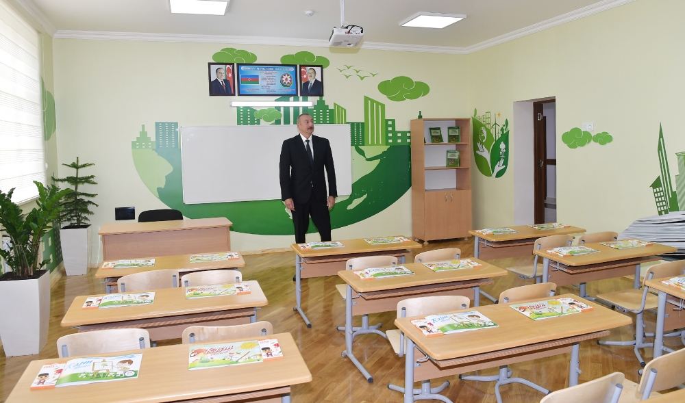 Президент Ильхам Алиев ознакомился с капитальными ремонтными работами в школе номер 251 в Баку, принял участие в открытии нового корпуса этого учебного заведения (ФОТО) (версия 2)