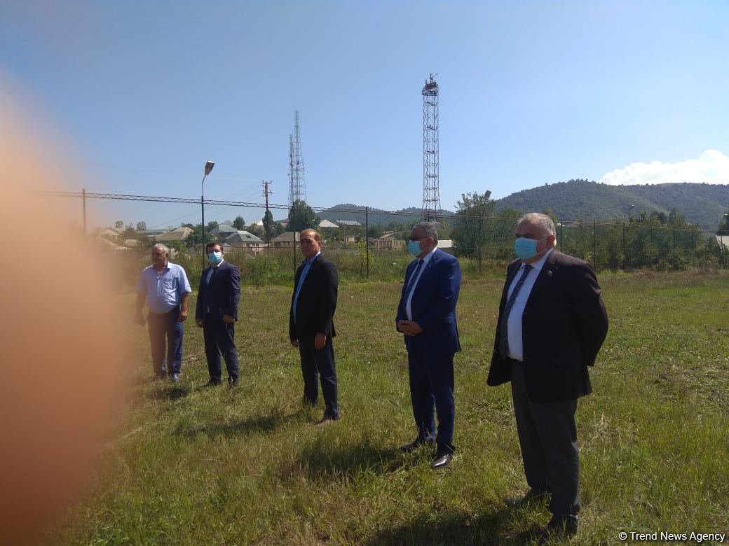 В Гедабеке и Товузе, в рамках проекта по развитию спорта в селах, школьникам раздали футбольные формы и мячи (ФОТО)