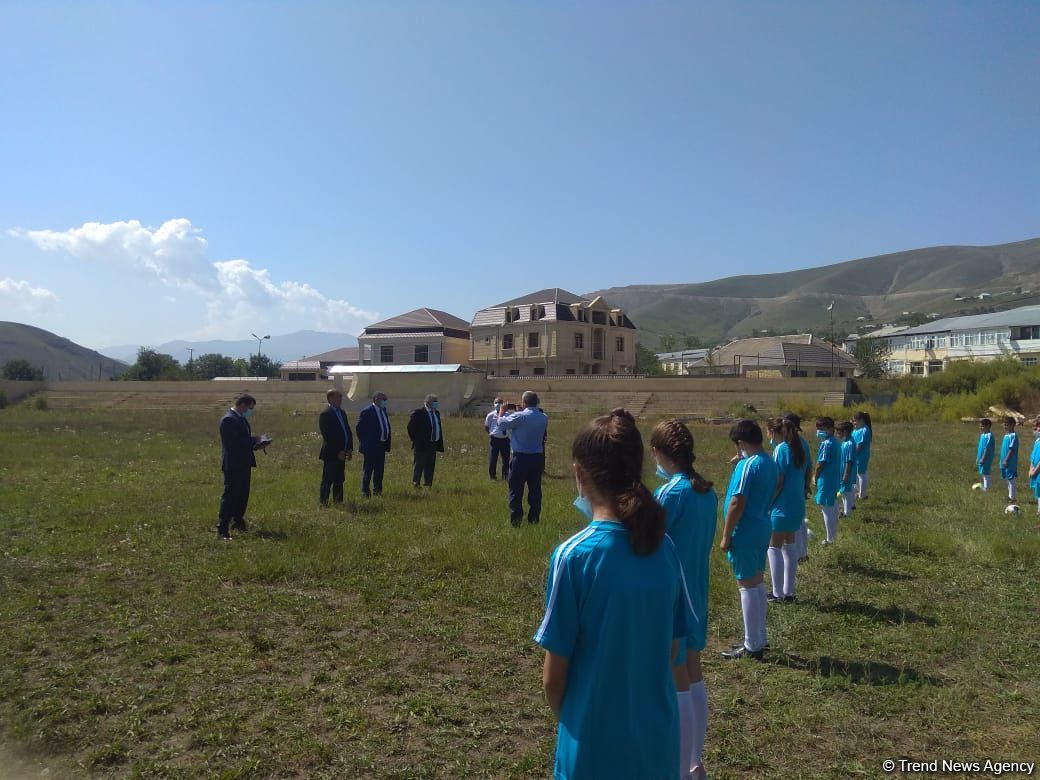 В Гедабеке и Товузе, в рамках проекта по развитию спорта в селах, школьникам раздали футбольные формы и мячи (ФОТО)
