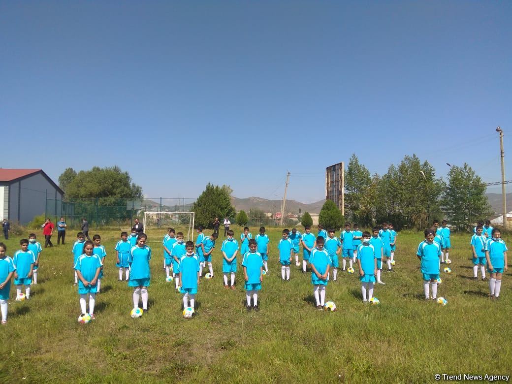 В Гедабеке и Товузе, в рамках проекта по развитию спорта в селах, школьникам раздали футбольные формы и мячи (ФОТО)