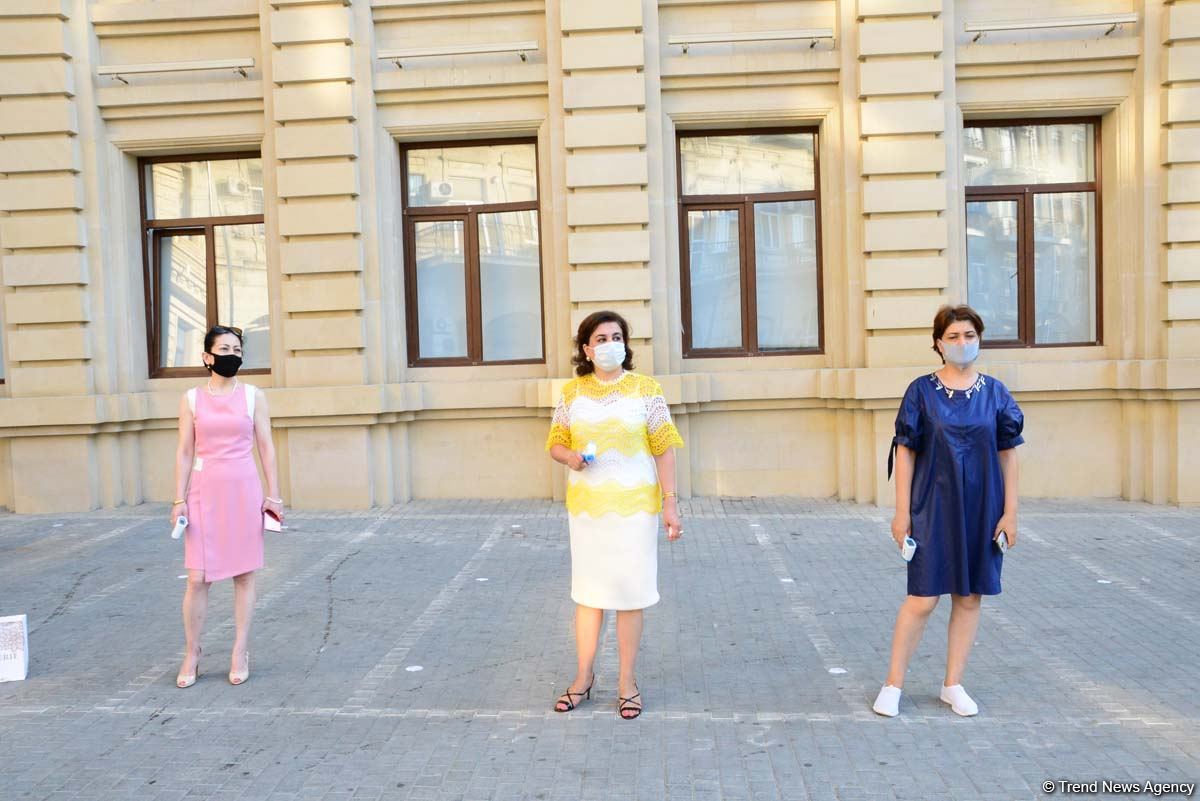 "День знаний" в школьных фотографиях