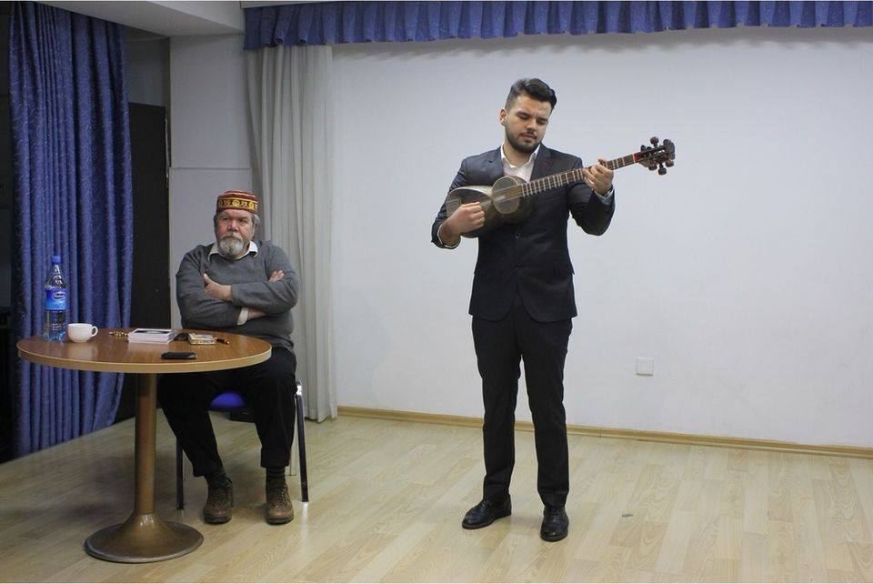 Американский миллиардер слушает "Баяты Шираз", свадебный "Вагзалы" для иноземных существ ...