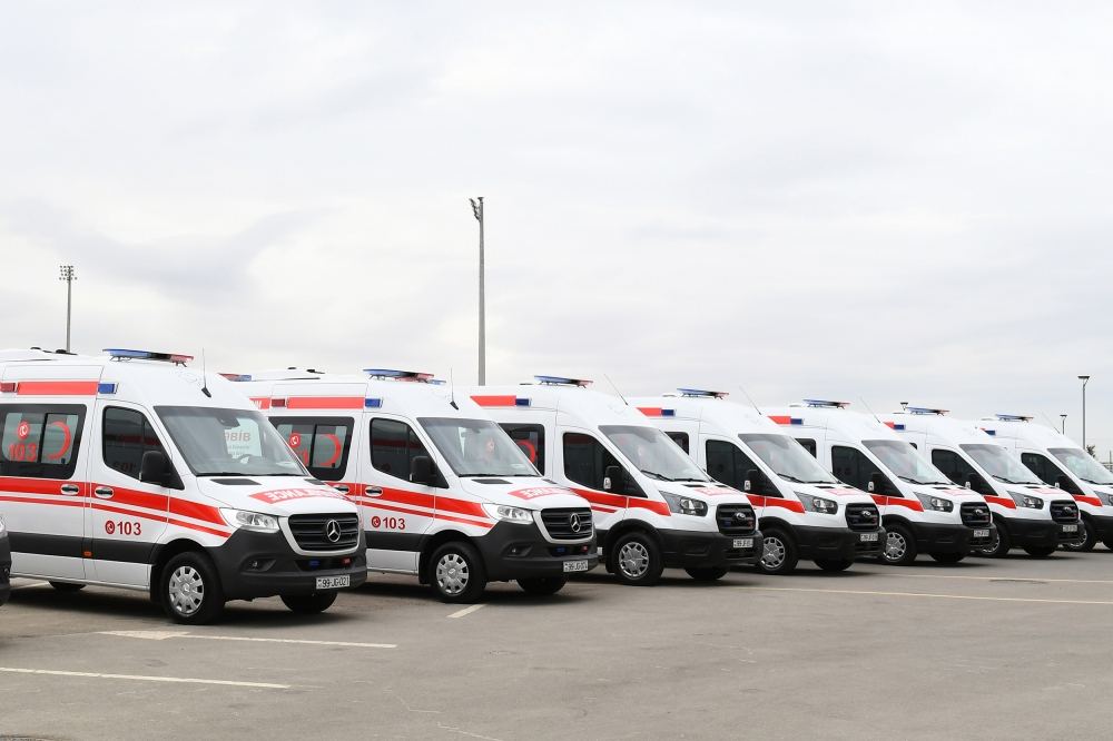 Президент Ильхам Алиев и Первая леди Мехрибан Алиева ознакомились с доставленными в Азербайджан новыми автомобилями скорой медицинской помощи (ФОТО) (версия 2)