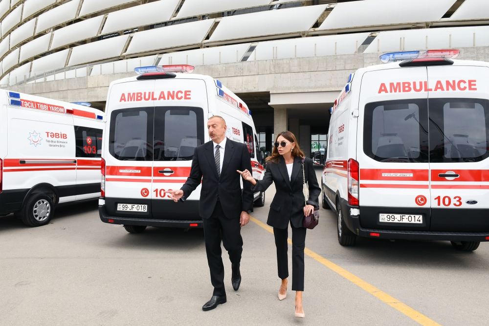 Президент Ильхам Алиев и Первая леди Мехрибан Алиева ознакомились с доставленными в Азербайджан новыми автомобилями скорой медицинской помощи (ФОТО) (версия 2)