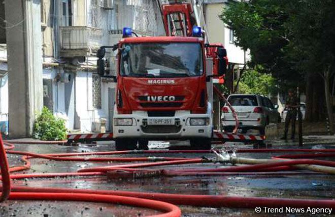 В центре Баку загорелся магазин одежды