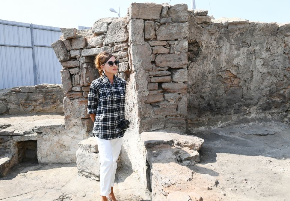 Azerbaijani president, first lady view landscaping work carried out in Balakhani settlement (PHOTO)
