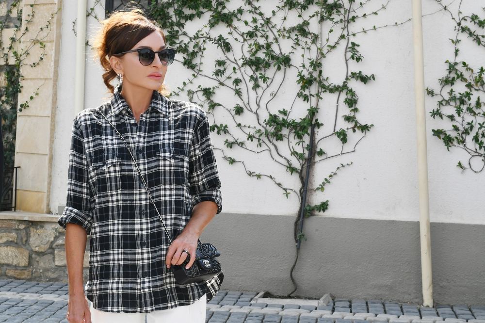 Azerbaijani president, first lady view landscaping work carried out in Balakhani settlement (PHOTO)