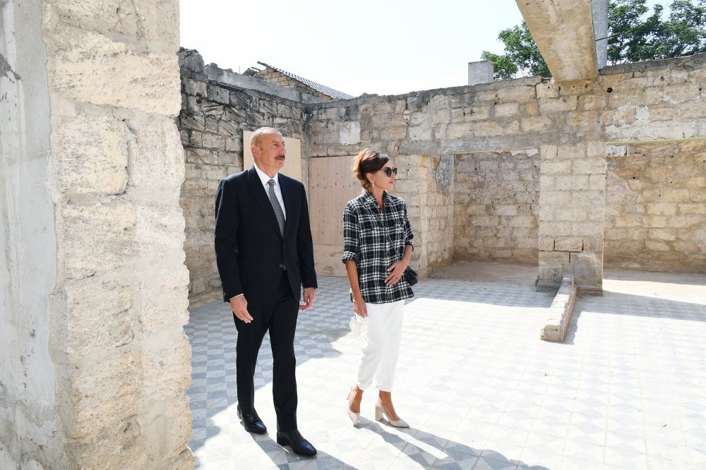 Azerbaijani president, first lady view landscaping work carried out in Balakhani settlement (PHOTO)