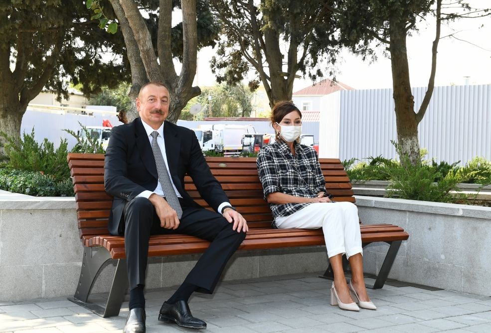 Azerbaijani president, first lady view landscaping work carried out in Balakhani settlement (PHOTO)