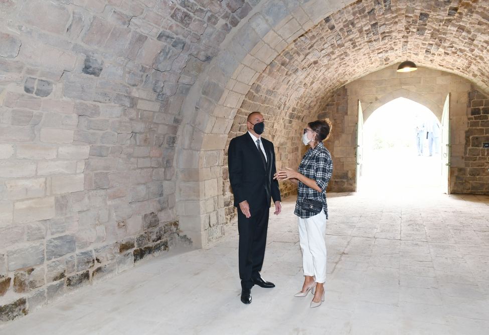 Azerbaijani president, first lady view landscaping work carried out in Balakhani settlement (PHOTO)