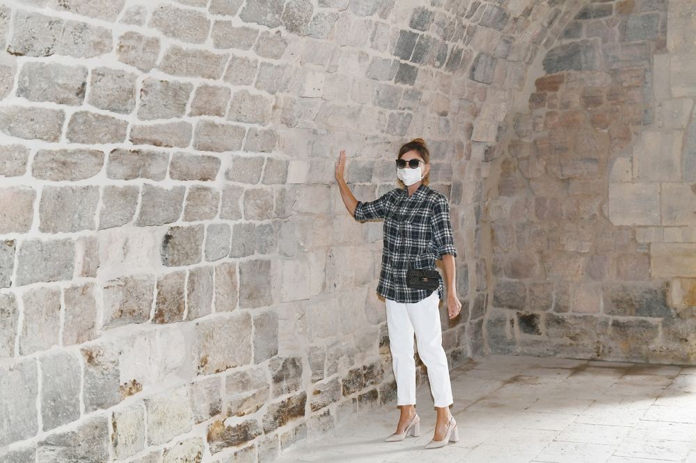 Azerbaijani president, first lady view landscaping work carried out in Balakhani settlement (PHOTO)