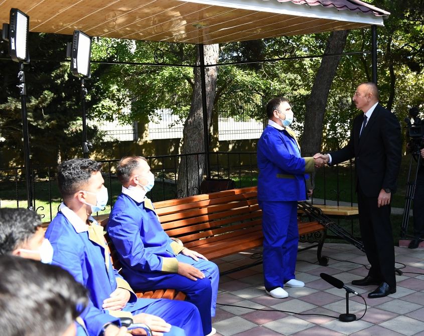 Президент Ильхам Алиев и Первая леди Мехрибан Алиева встретились с ранеными военнослужащими, лечащимися в Центральном военном клиническом госпитале минобороны (ФОТО)