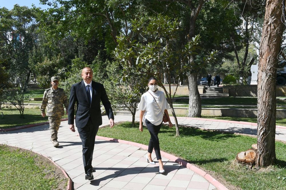 Президент Ильхам Алиев и Первая леди Мехрибан Алиева встретились с ранеными военнослужащими, лечащимися в Центральном военном клиническом госпитале минобороны (ФОТО)