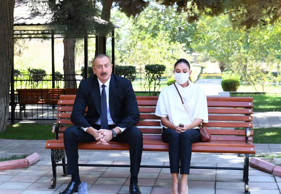Президент Ильхам Алиев и Первая леди Мехрибан Алиева встретились с ранеными военнослужащими, лечащимися в Центральном военном клиническом госпитале минобороны (ФОТО)