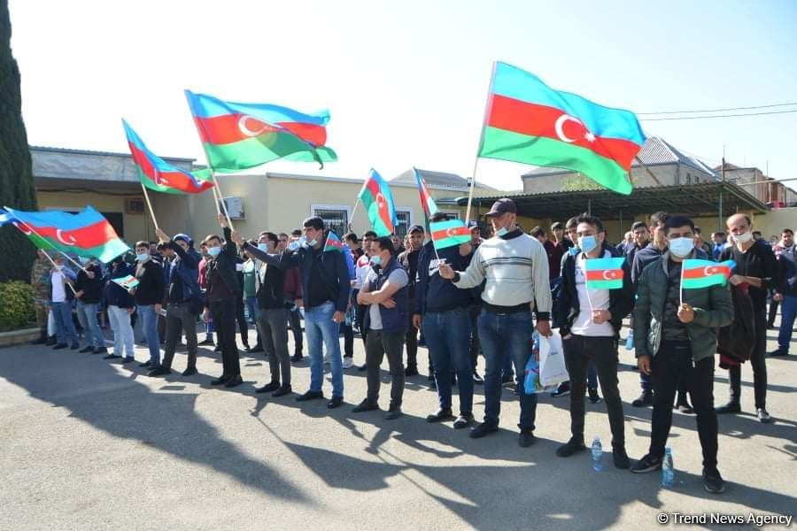 Сотни молодых добровольцев отправились из Бинагади на фронт (ФОТО)