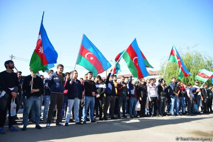 Сотни молодых добровольцев отправились из Бинагади на фронт (ФОТО)