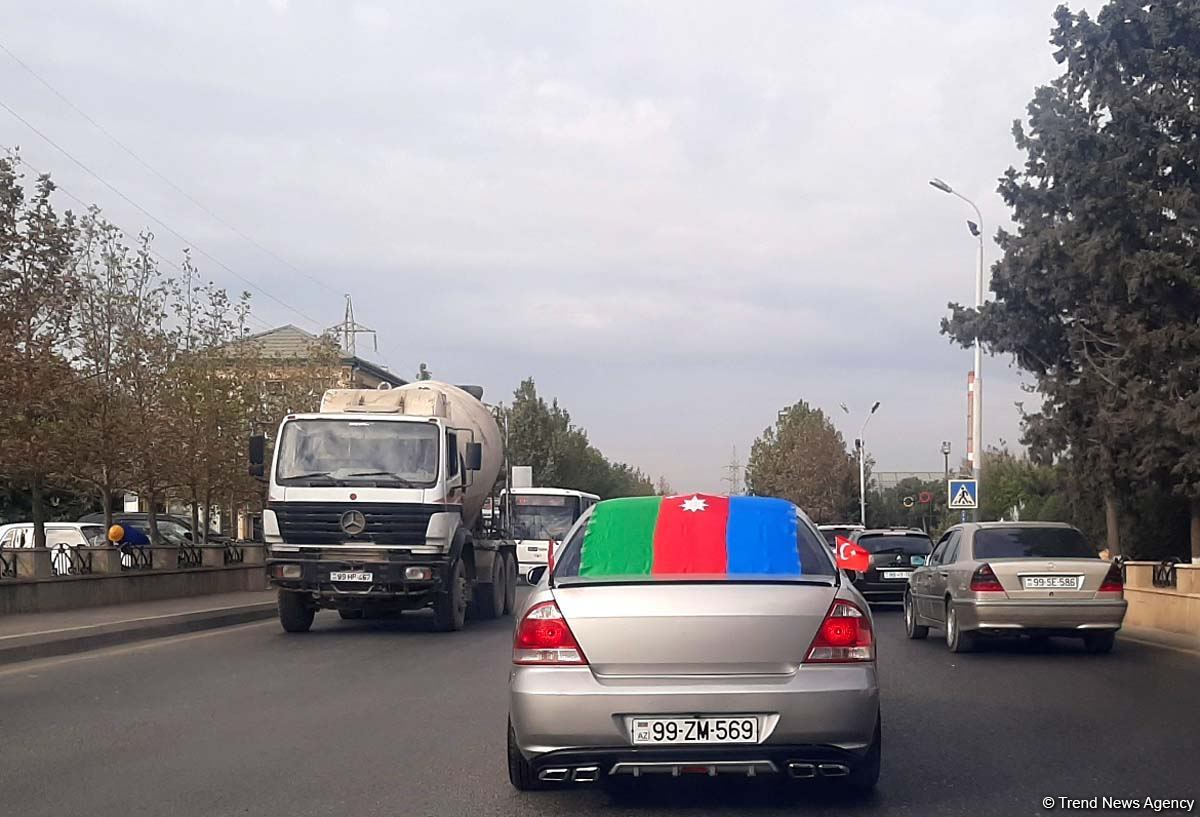 Баку украсился национальным триколором (ФОТО)