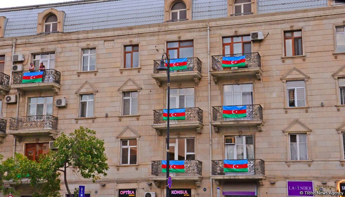 Баку украсился национальным триколором (ФОТО)